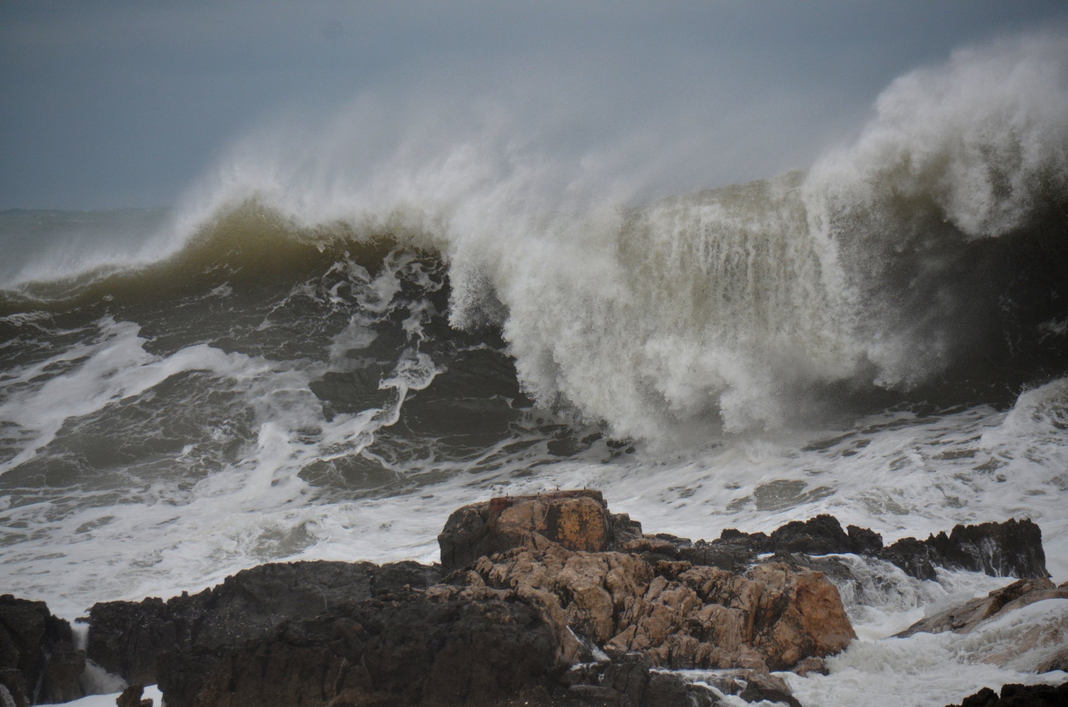 Peligro: olas de 8 metros en el litoral