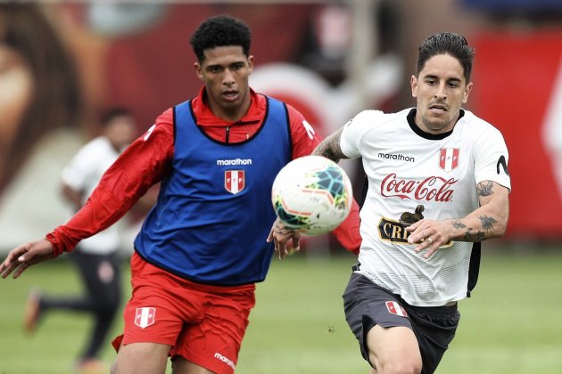 Aron Sánchez defendiendo una jugada en un entreno de la selección peruana sub-20 / Foto: AD Cantolao