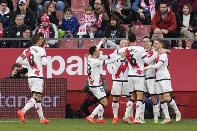 Jugadores Rayo Vallecano celebran gol Sergio Camello Girona / Foto: EFE
