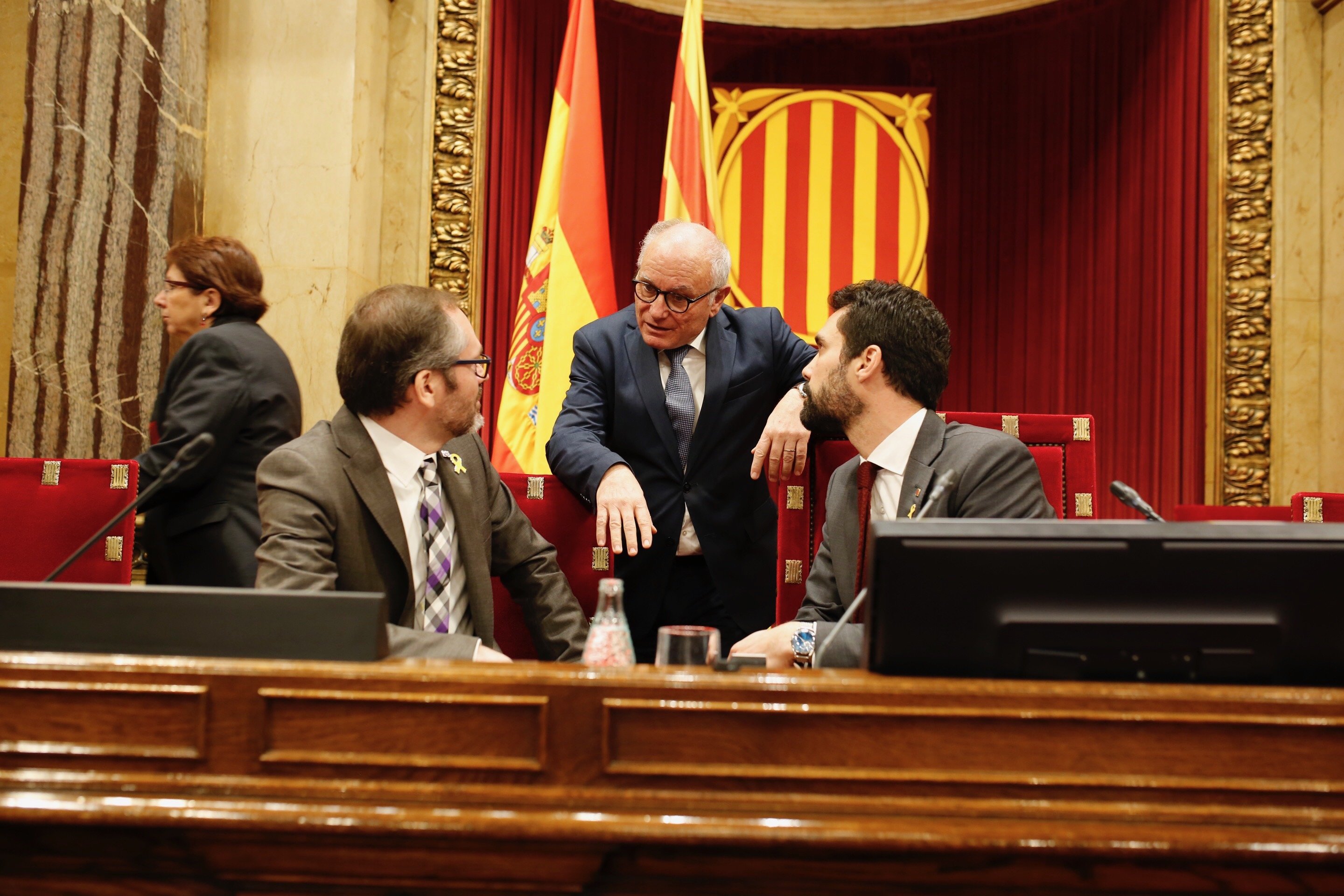 Catalan Parliament re-legitimises Puigdemont but avoids alluding to the proclamation of the republic