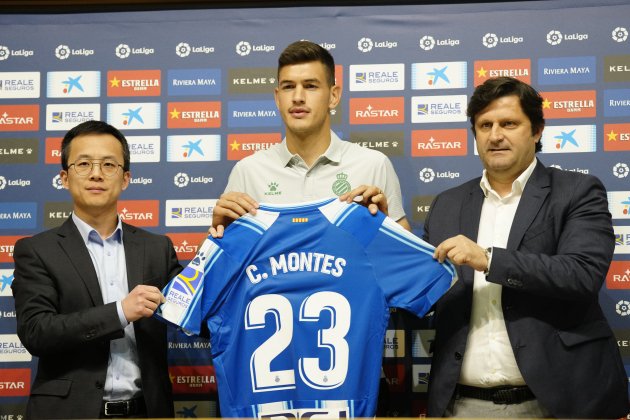 César Montes en su presentación con el RCDE Espanyol / Foto: EFE