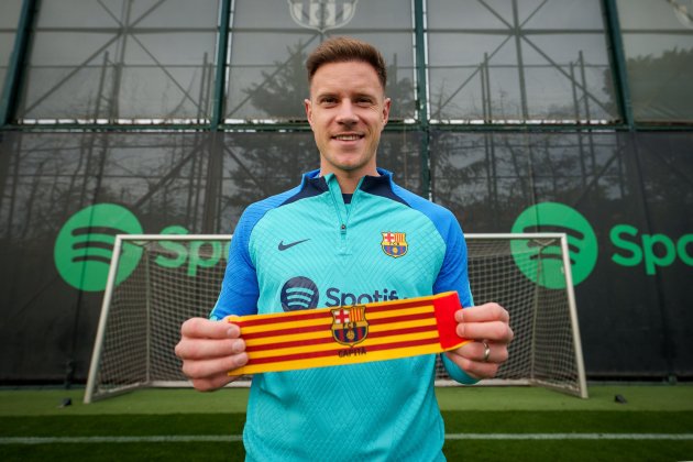 Ter Stegen posando con el brazalete de capitán 7 Foto: FC Barcelona