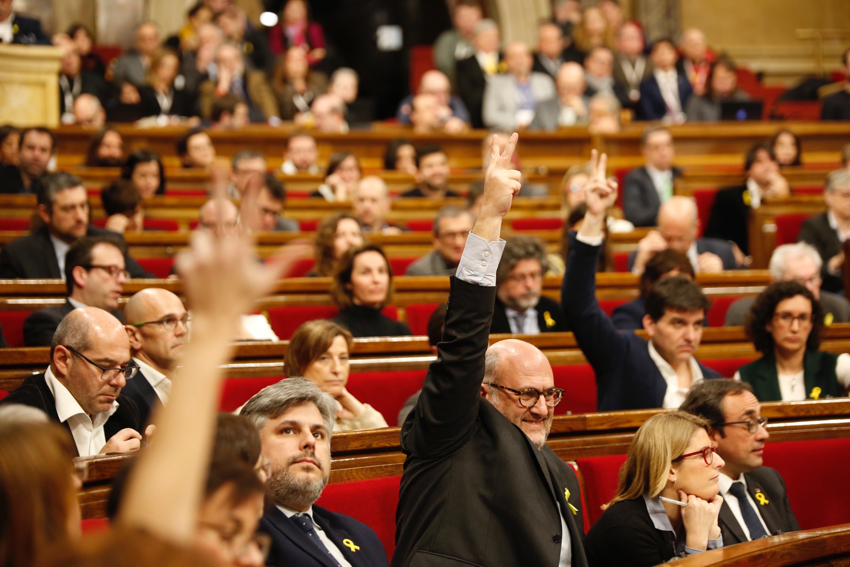 El Parlament defensa l’escola catalana i rebutja la segregació per sexe