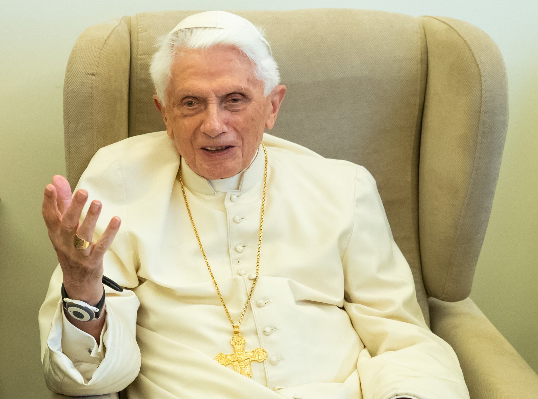 Benet XVI, "estable", assisteix a una missa a la seva habitació