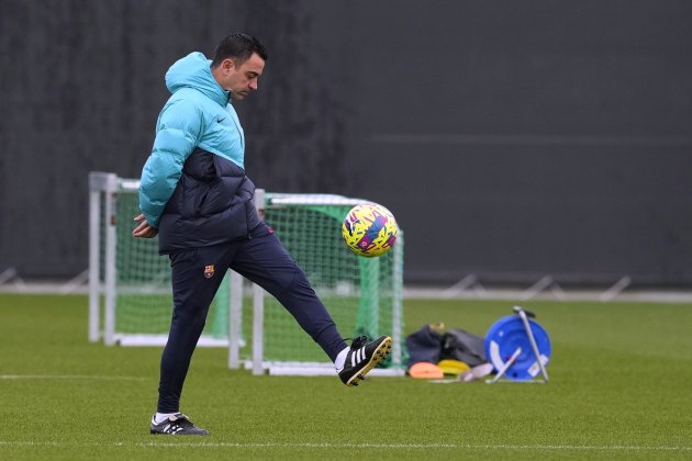 Xavi Hernández donant tocs en un entrenament amb el Barça / Foto: EFE