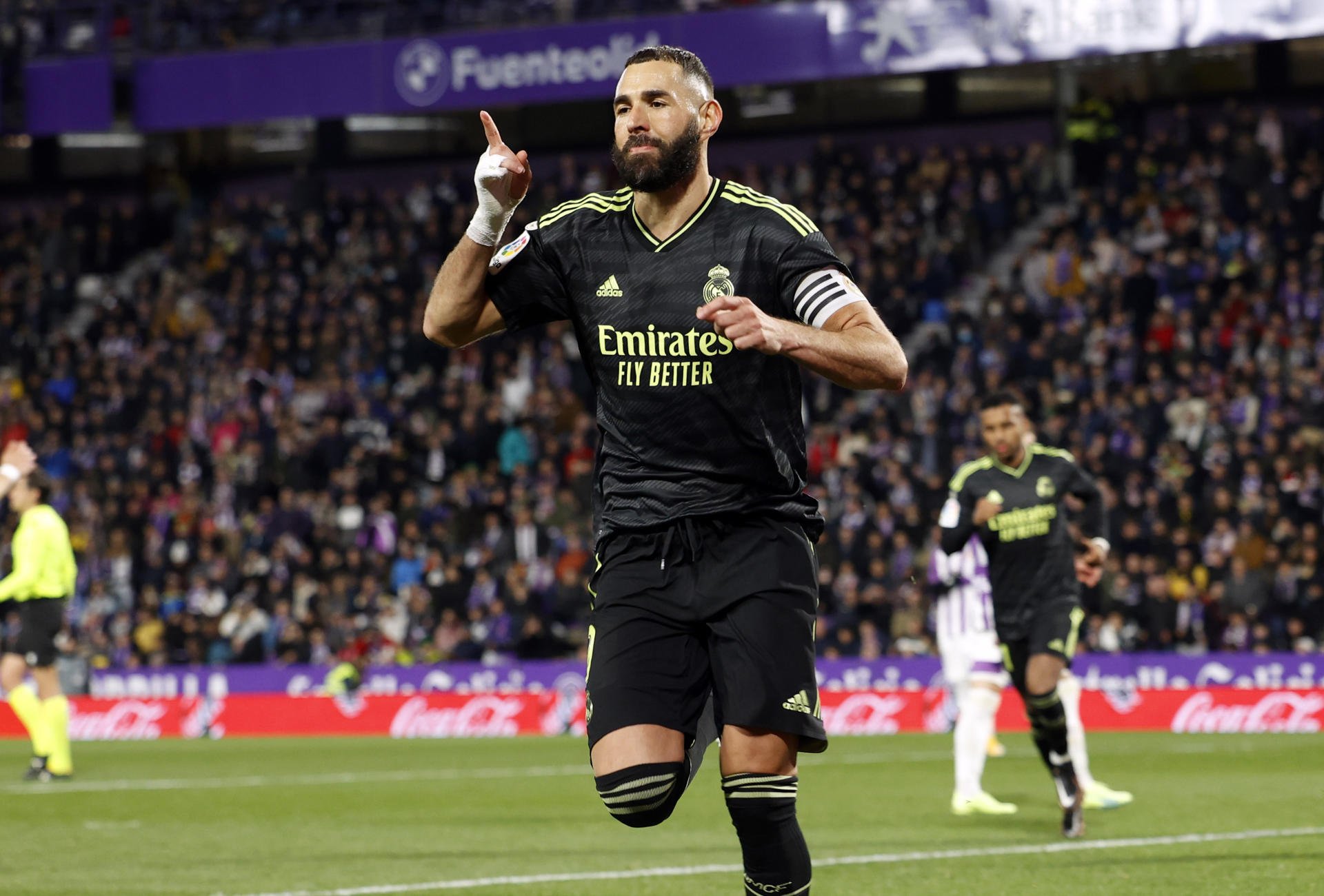 Un penalti rescata al Real Madrid en Valladolid, que es líder gracias al doblete de Benzema (0-2)