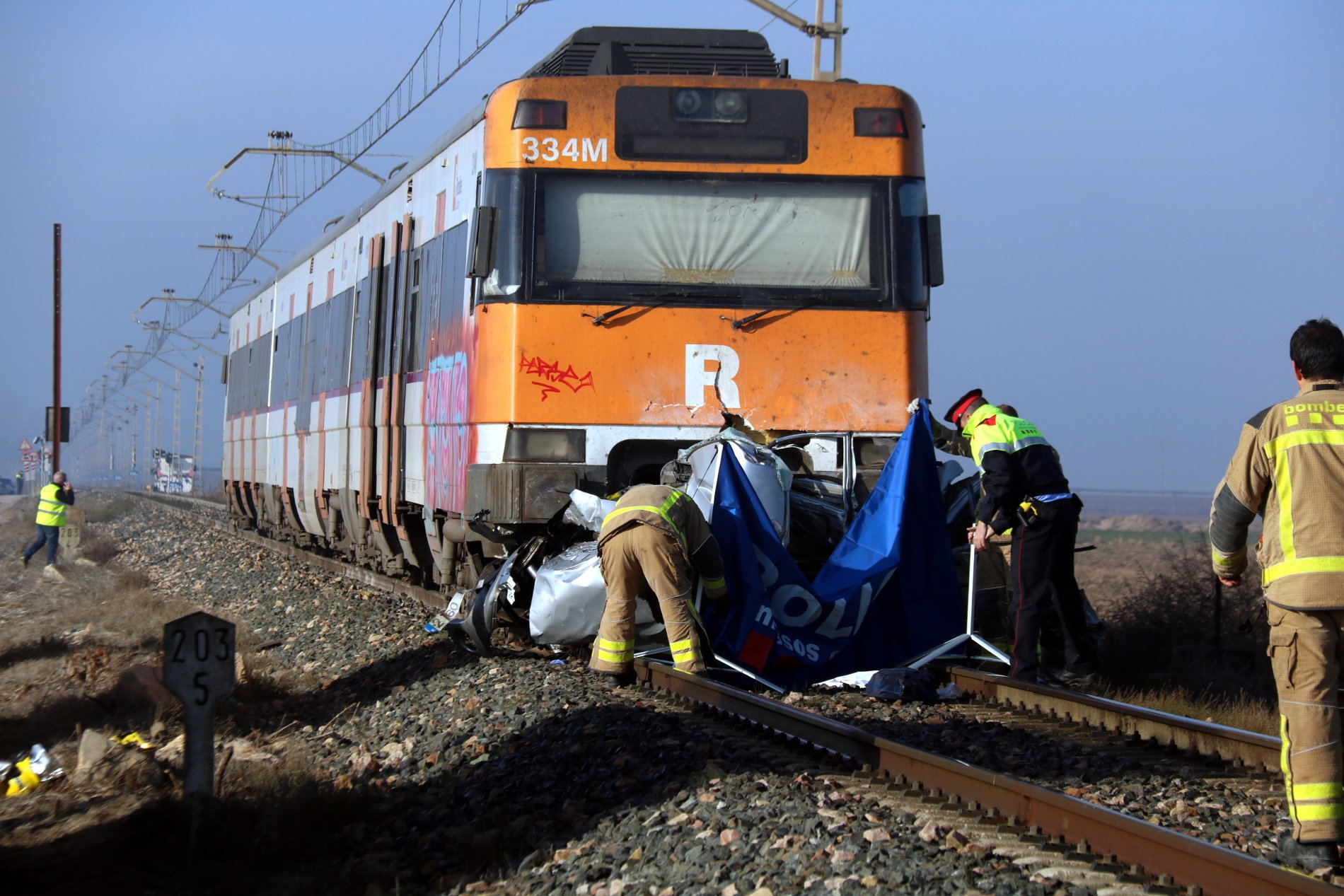 Muere el conductor de un coche en un accidente con un tren en un paso a nivel en la R12