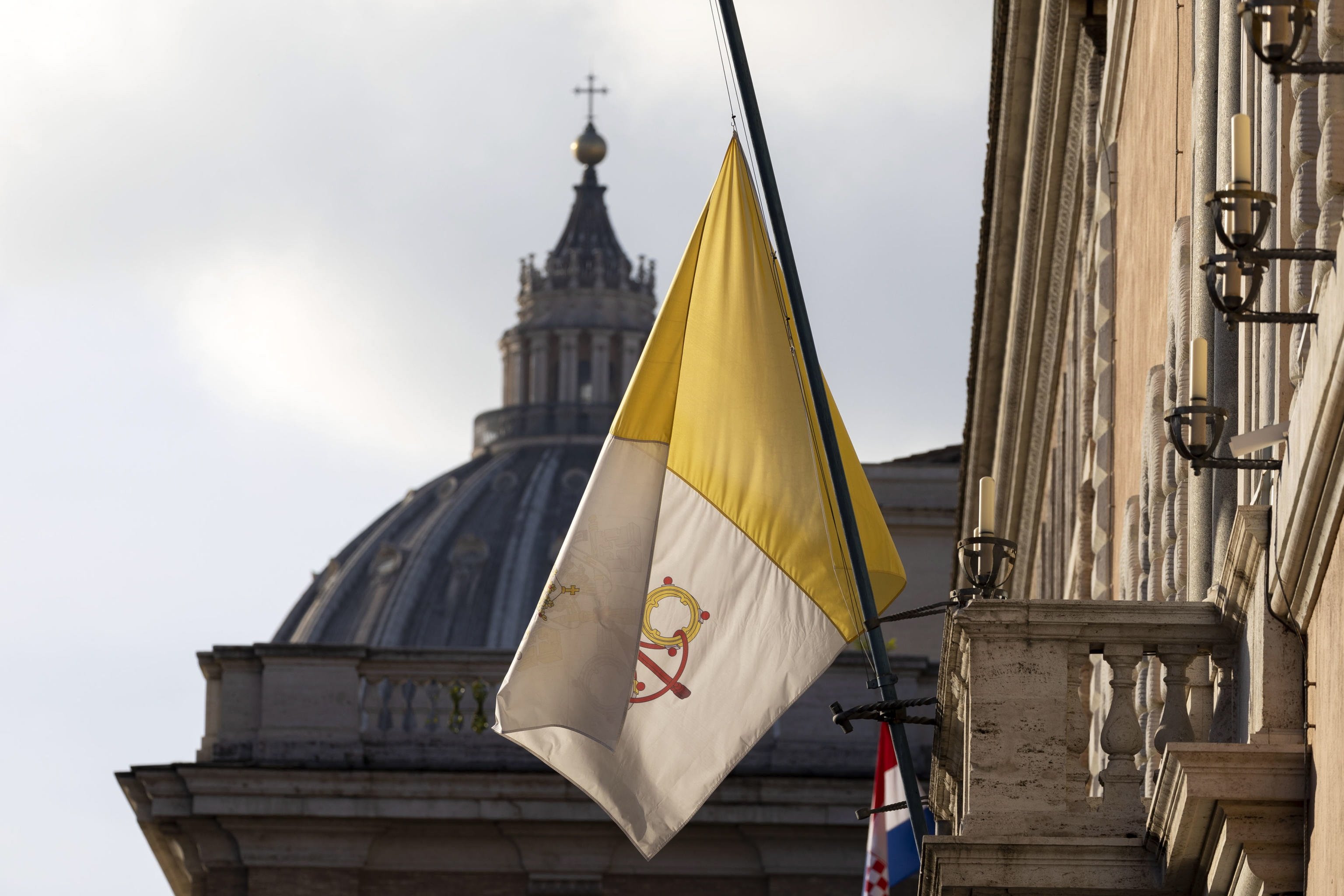 bandera vatica mitja asta mort benet xvi bandera vatica mitja asta mort benet xvi