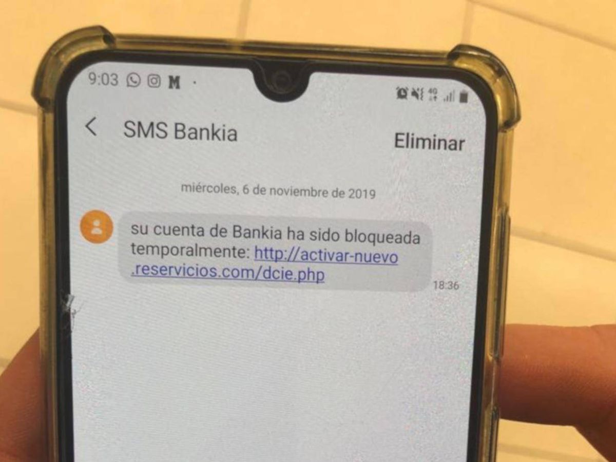 No, tu banco no te va a bloquear la cuenta y te lo va a decir por SMS