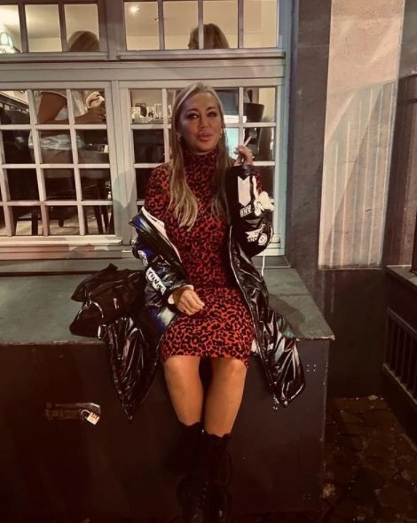 belén estebam fuma en un restaurant belén estebam fuma en un restaurant