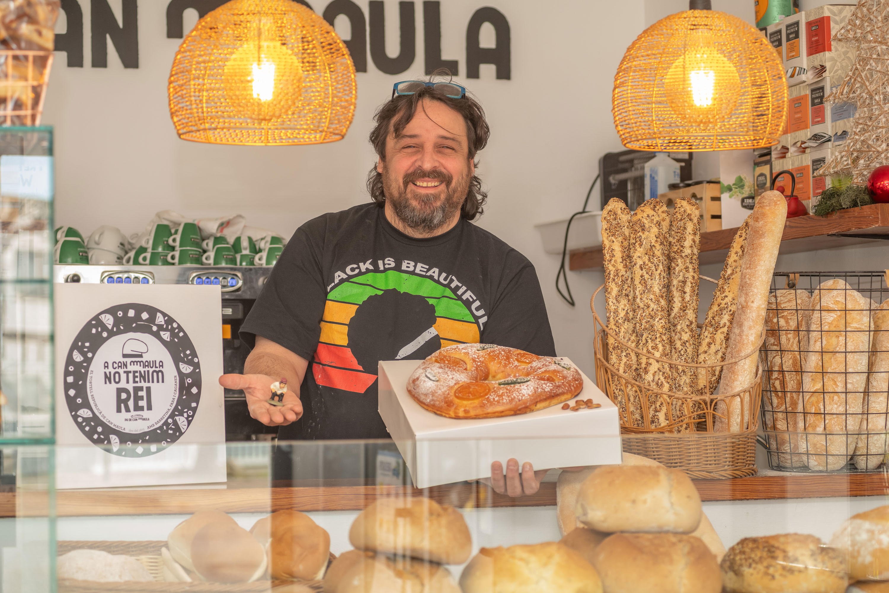 Albert Serralvo con el roscón de Reyes republicano / Foto: Cedida por Jaume Lis