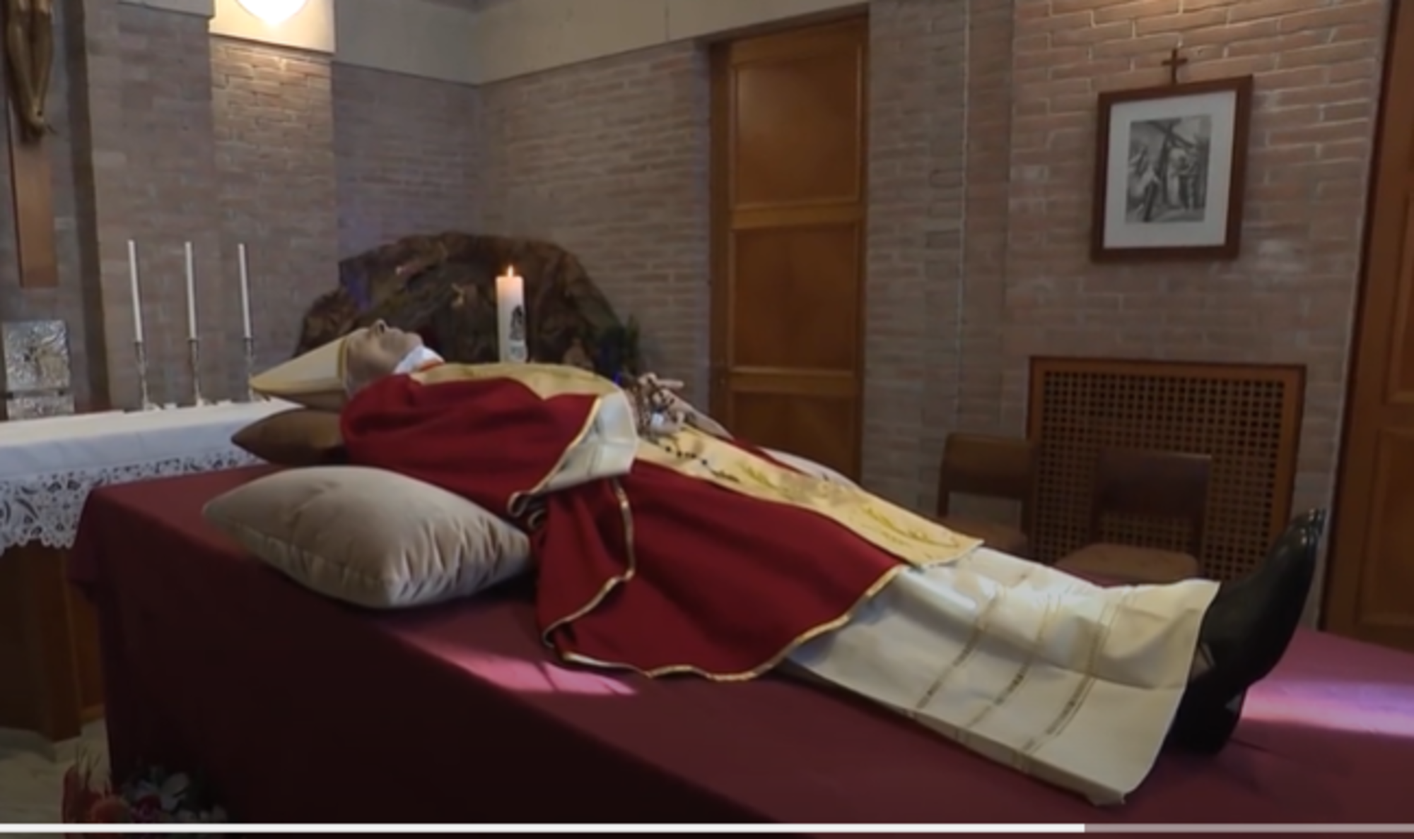El Vaticà publica les primeres imatges de les restes mortals de Benet XVI | VÍDEO