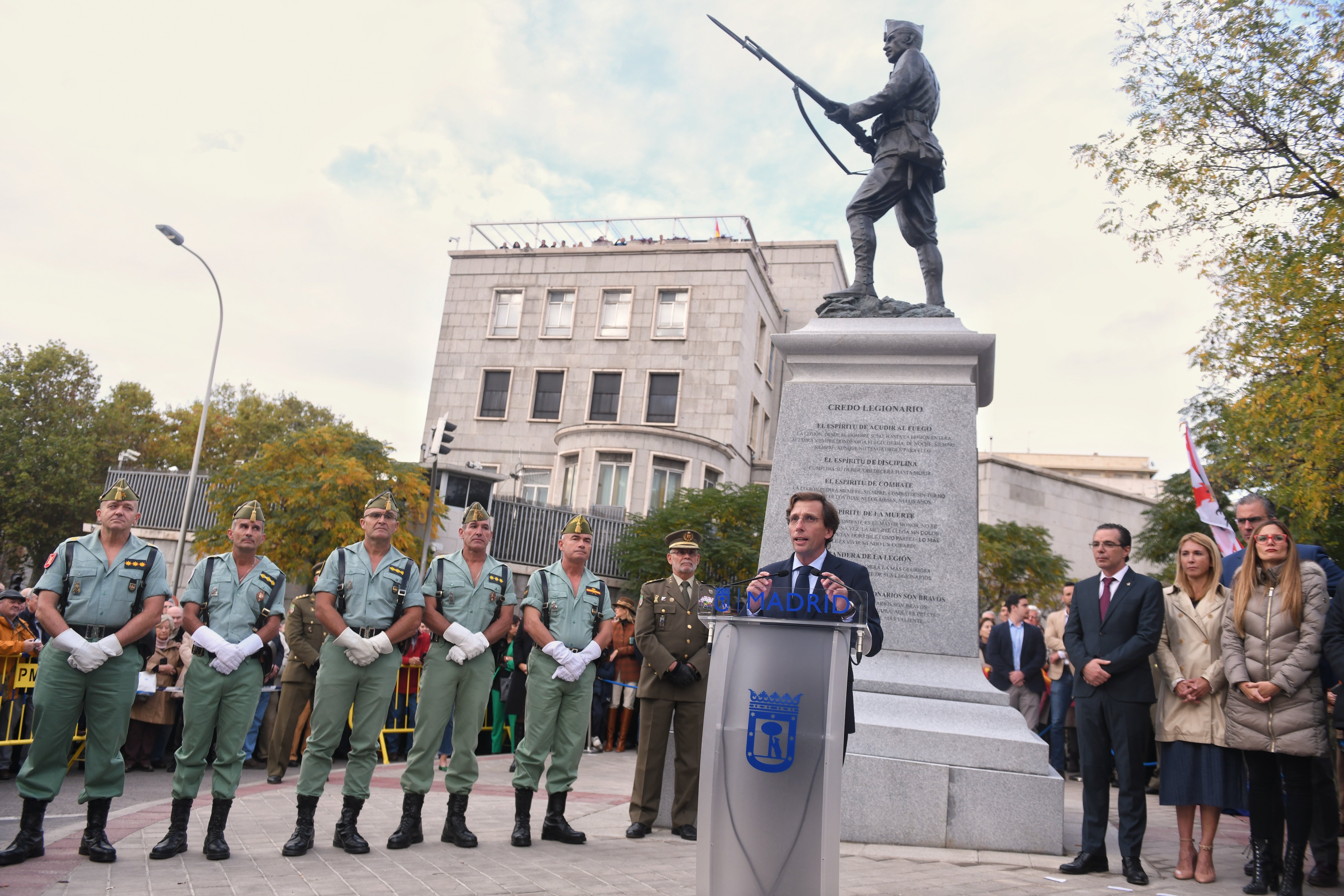 Ensartan la cabeza de Franco en el polémico monumento al legionario de Almeida