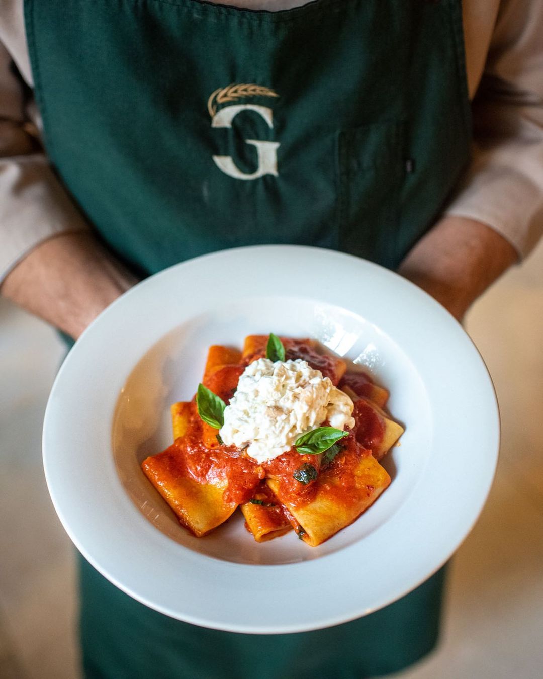 Paccheri piccanti amb nduja, salsa de tomàquet i burrata fumada / Foto: Algrano