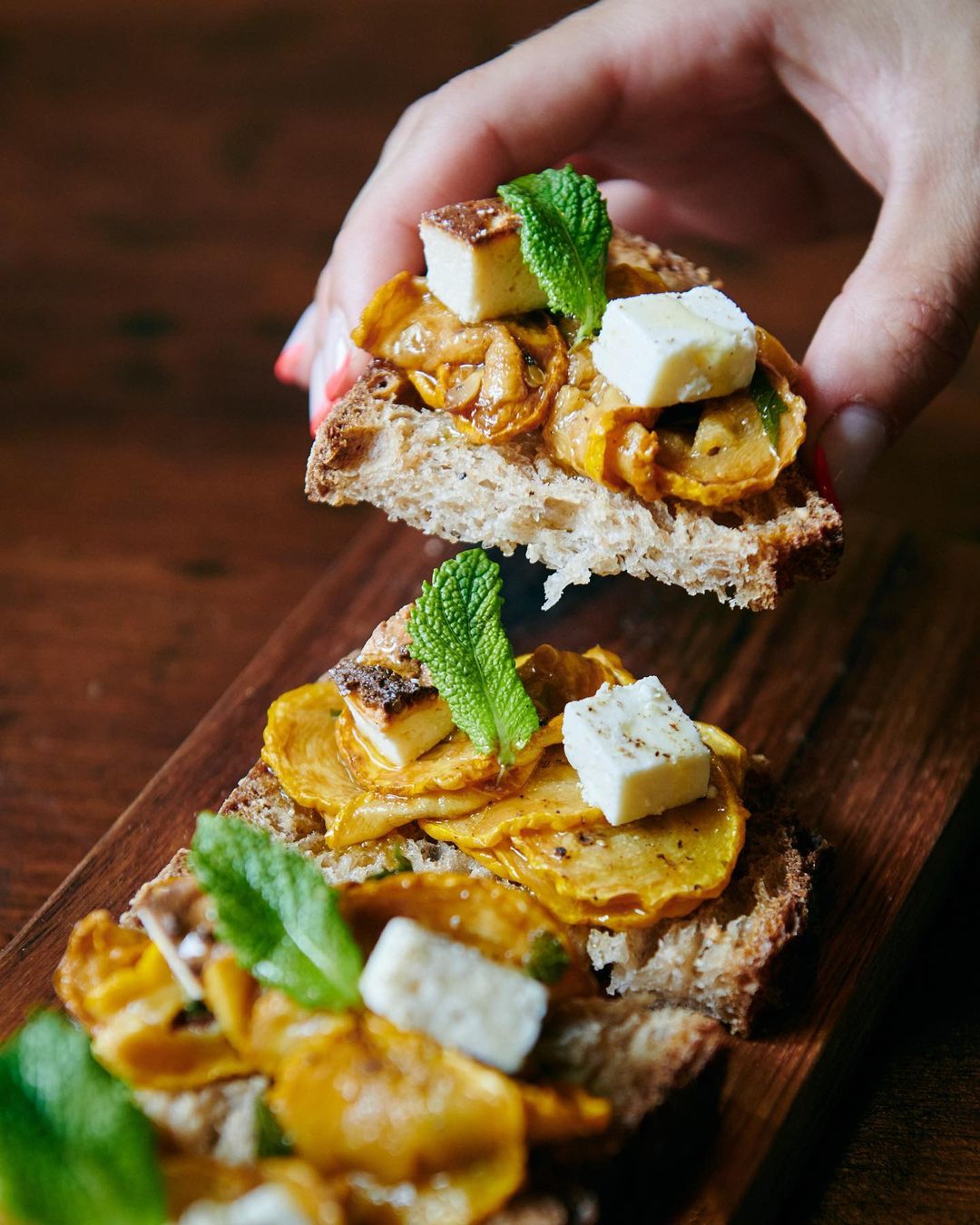 Bruschetta con pimientos escalivados y salsa baña cauda / Foto: Algrano