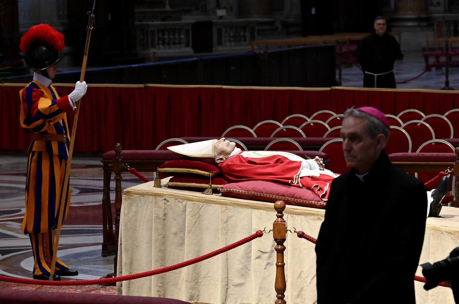 Abierta la capilla ardiente de Benedicto XVI