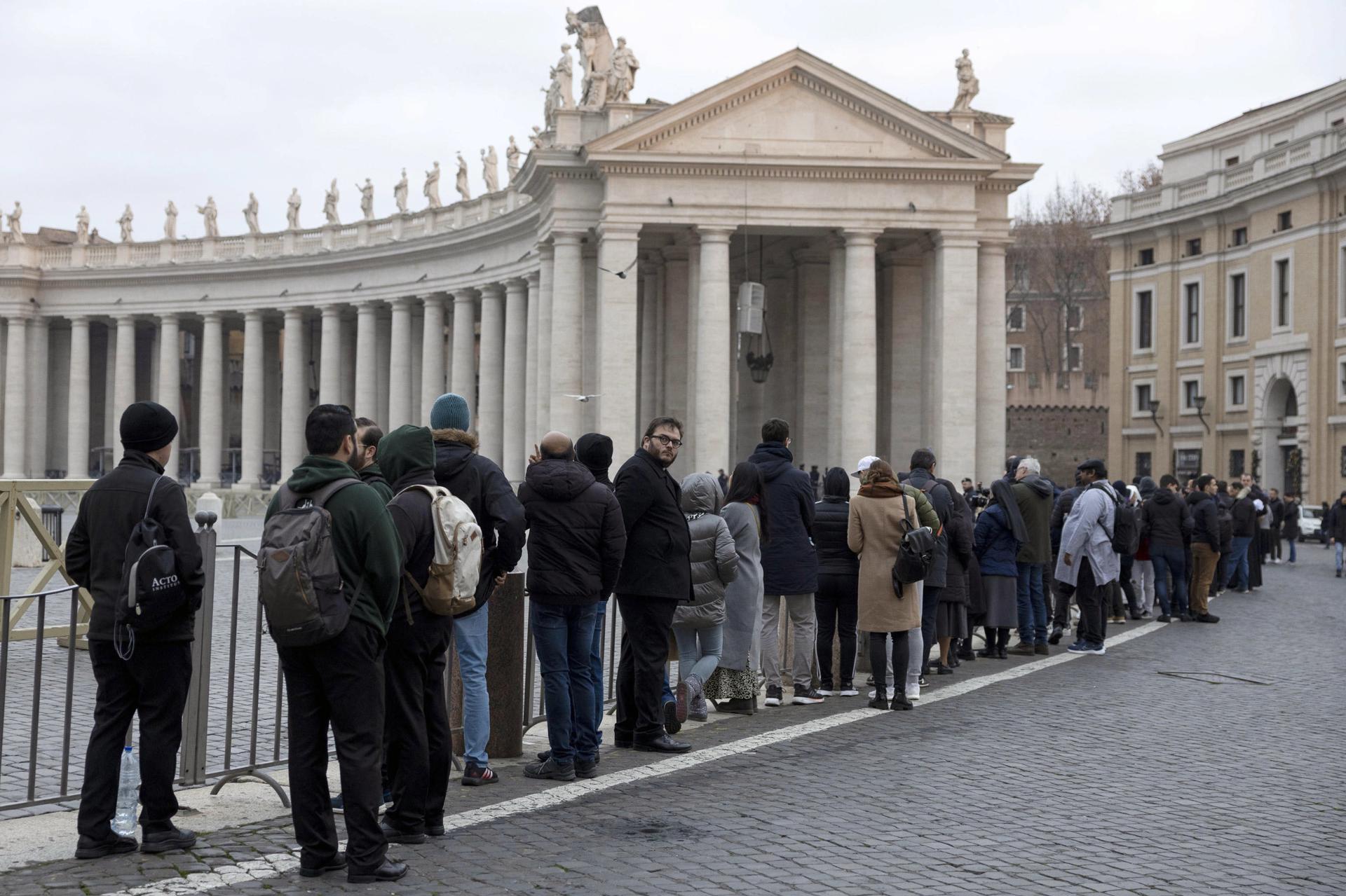 Cues per accedir capella ardent del papa Benet XVI Sant Pere Vaticà Efe