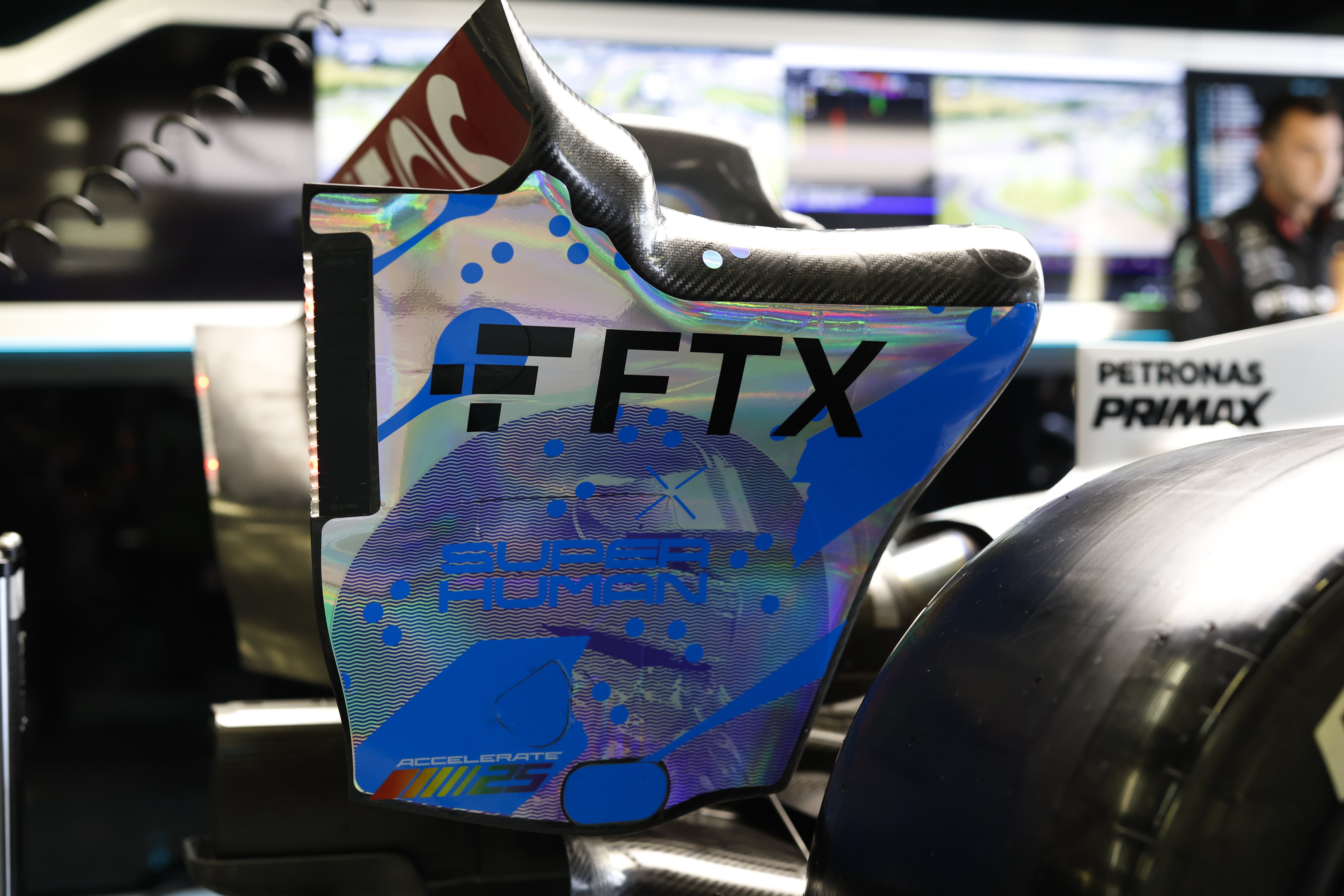 Fórmula 1 del equipo Mercedes con la publicidad de FTX