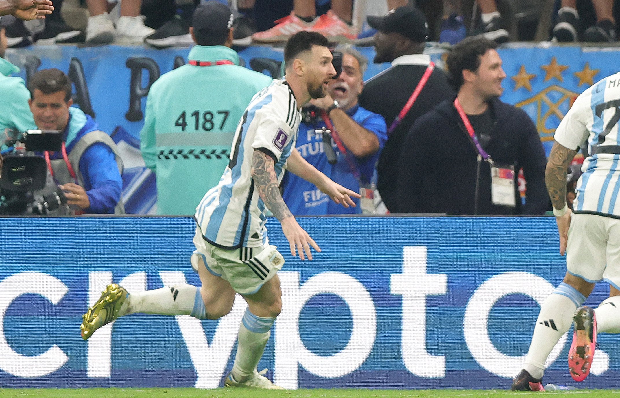 Leo Messi a la final del Mundial davant de la publicitat de Crypto.com