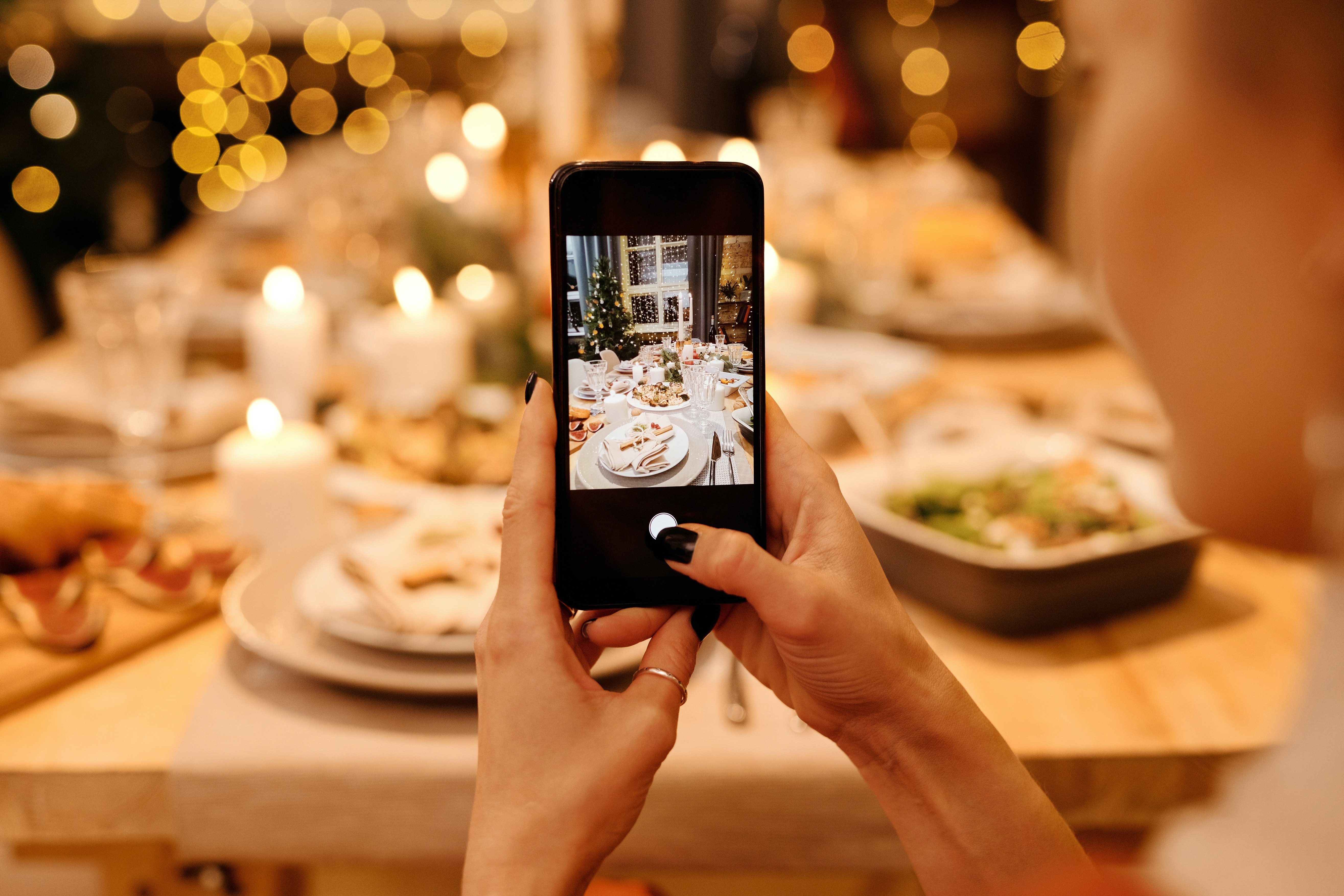 Haciendo una fotografía de la mesa|tabla / Foto: Pexels