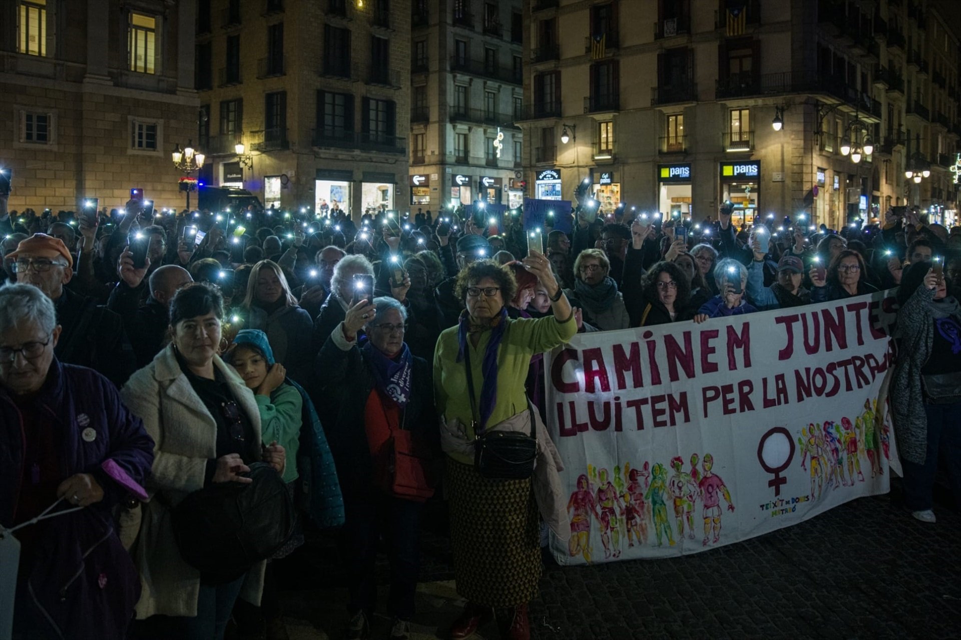 Unes 350 persones es concentren a la plaça Sant Jaume en rebuig del repunt de feminicidis