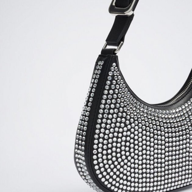 No es casualidad que este bolso de strass de Parfois sea el más