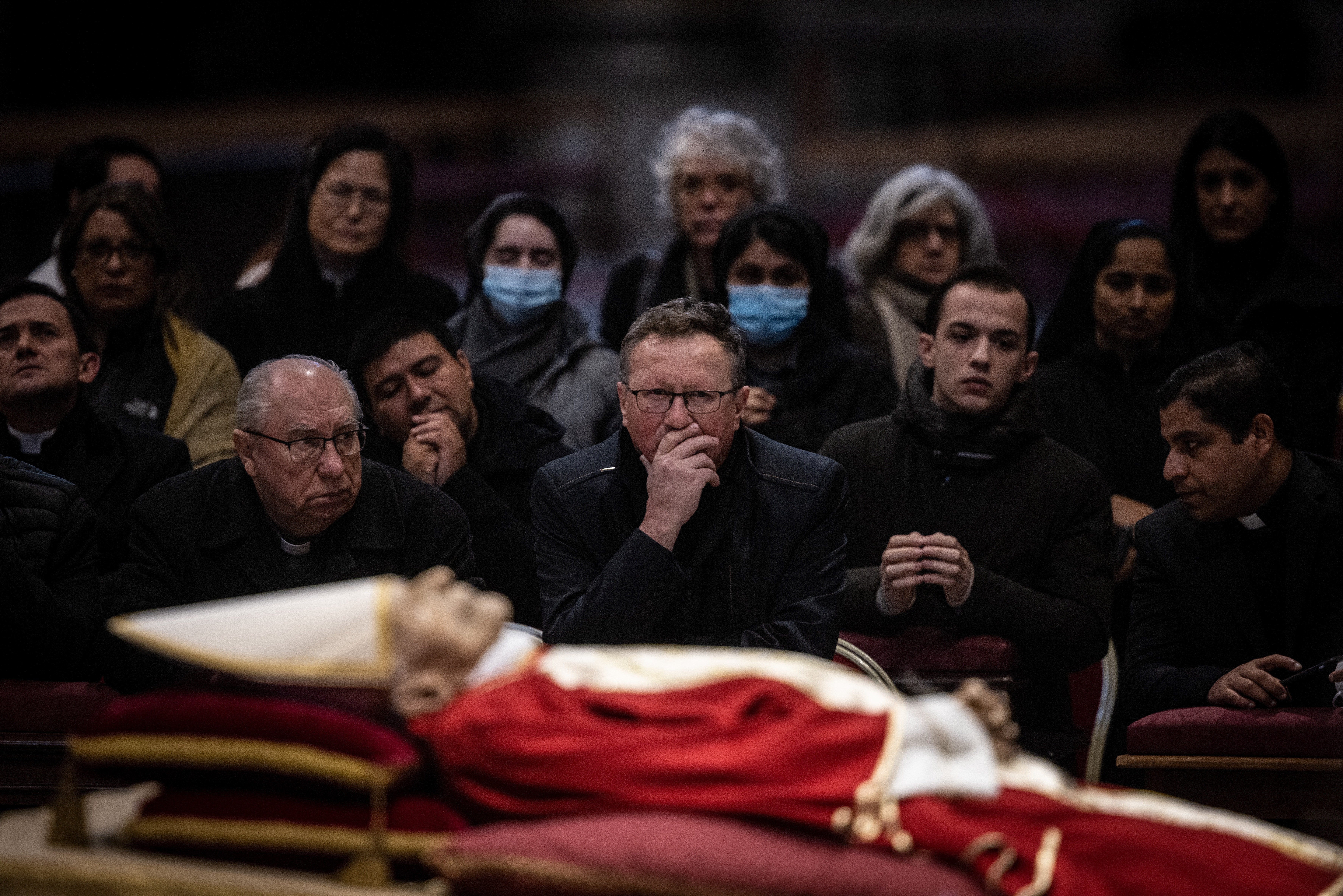 La capilla ardiente de Benedicto XVI supera las expectativas: 65.000 fieles el primer día