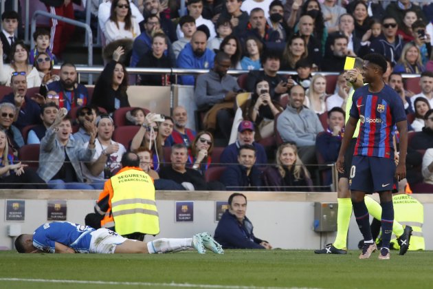 Ansu Fati ve la tarjeta amarilla contra el Espanyol / Foto: EFE