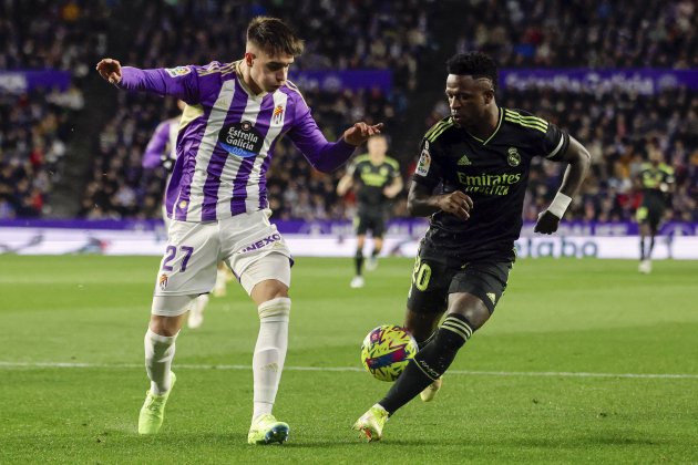 Iván Fresneda amb el Valladolid defensant Vinícius / Foto: EFE