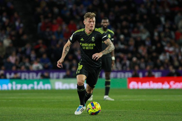 Toni Kroos portant|conduint la pilota amb el Reial Madrid / Foto: Europa Press