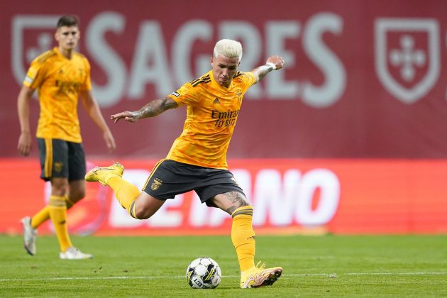 Enzo Fernández dando un pase largo con el Benfica / Foto: EFE