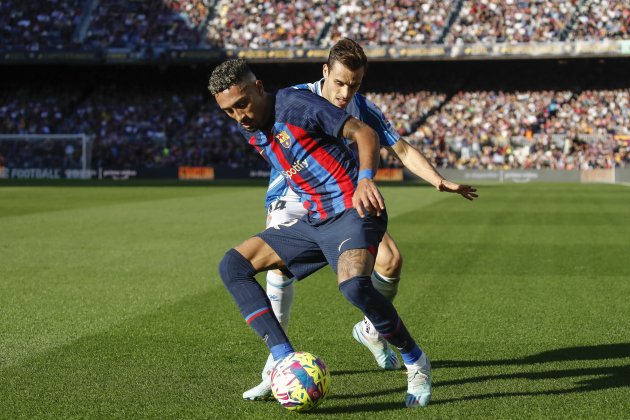 Raphinha protege el balón contra el Espanyol / Foto: EFE