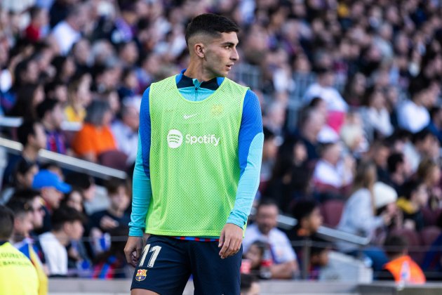 Ferran Torres durant un escalfament en el Camp Nou / Foto: Europa Press