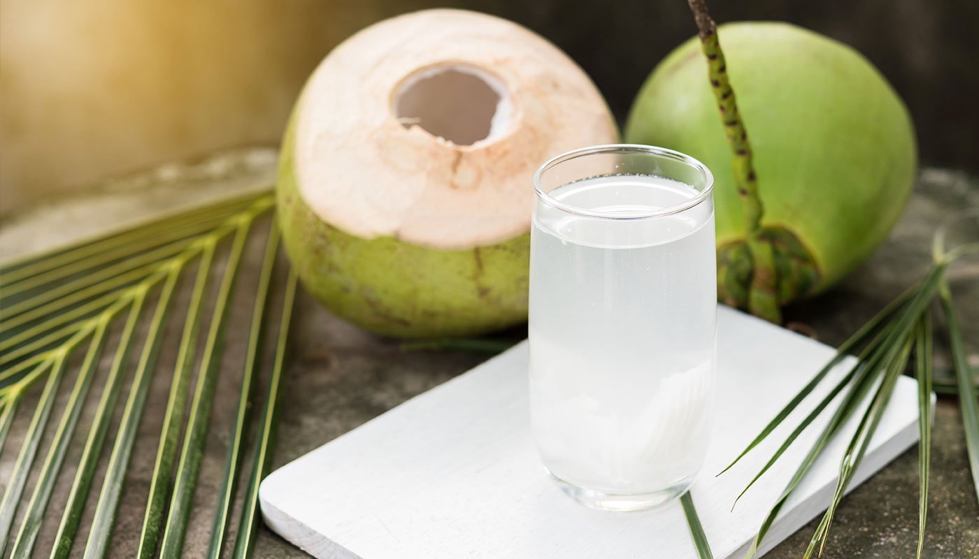 6 beneficis de consumir aigua de coco