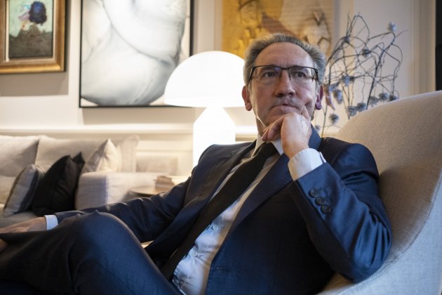 Entrevista Jaume Giró, ex consejero|ex conseller Economia sentado / Foto: Carlos Baglietto
