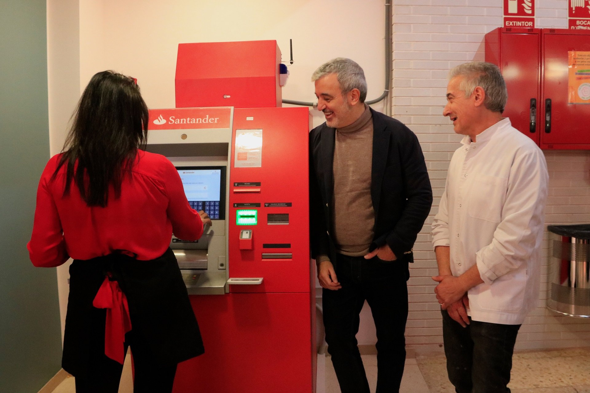 Jaume Collboni en la presentació dels caixers automàtics / acn