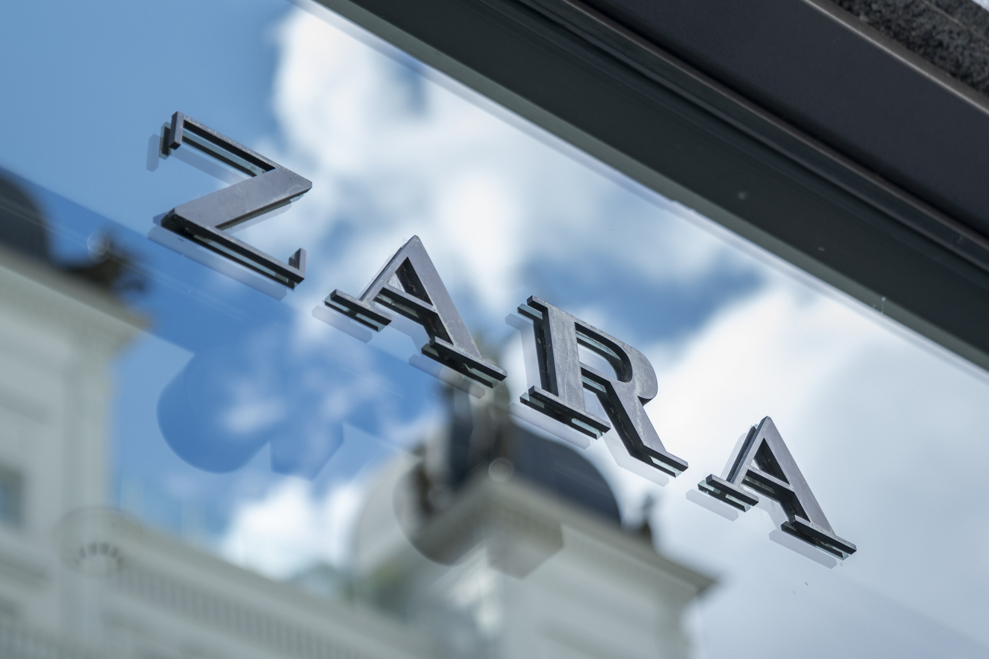 10 sobre 10 para la nueva falda con volantes de Zara, color tendencia
