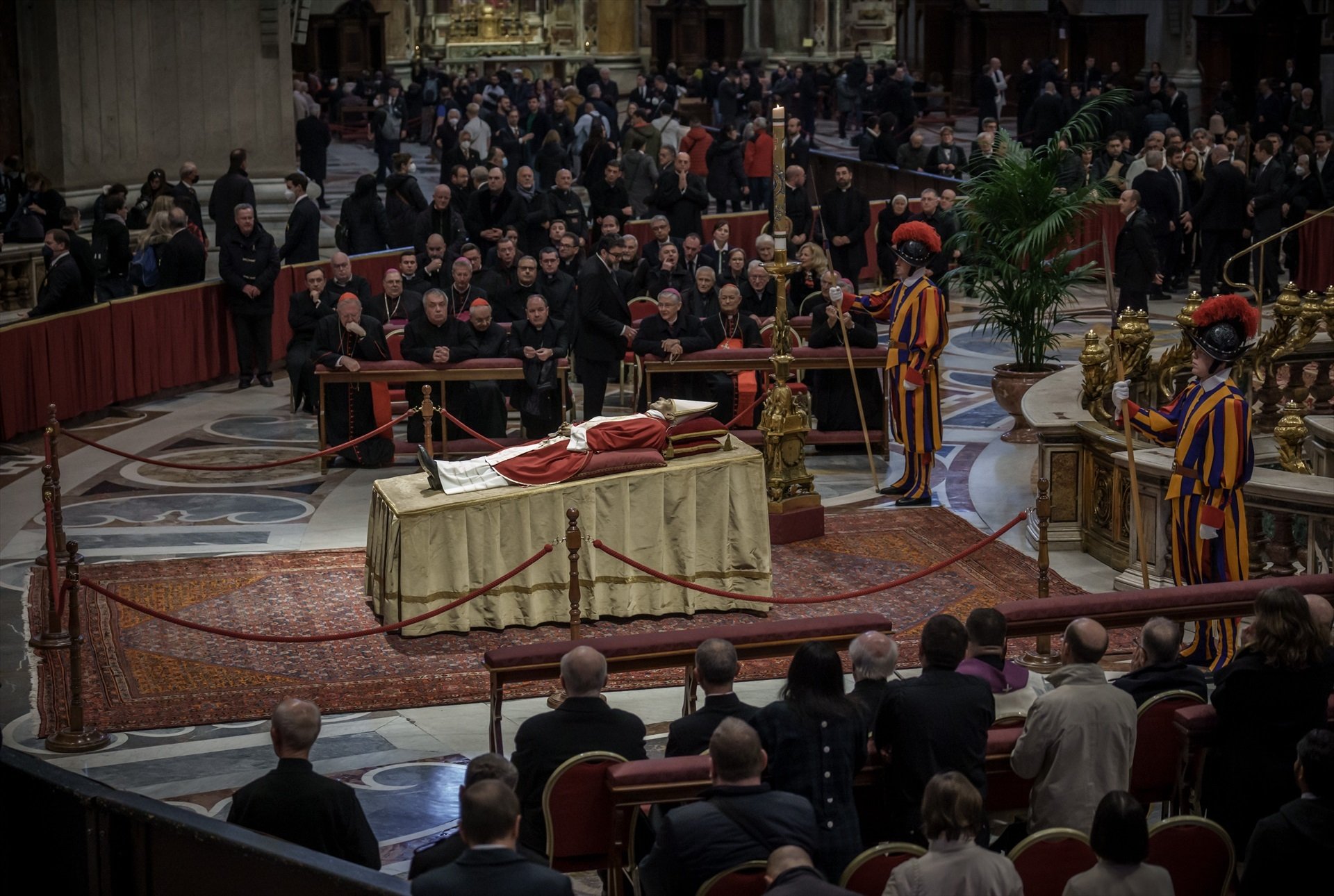 La tumba de Benedicto XVI ya está abierta al público en la cripta de la basílica de Sant Pedro