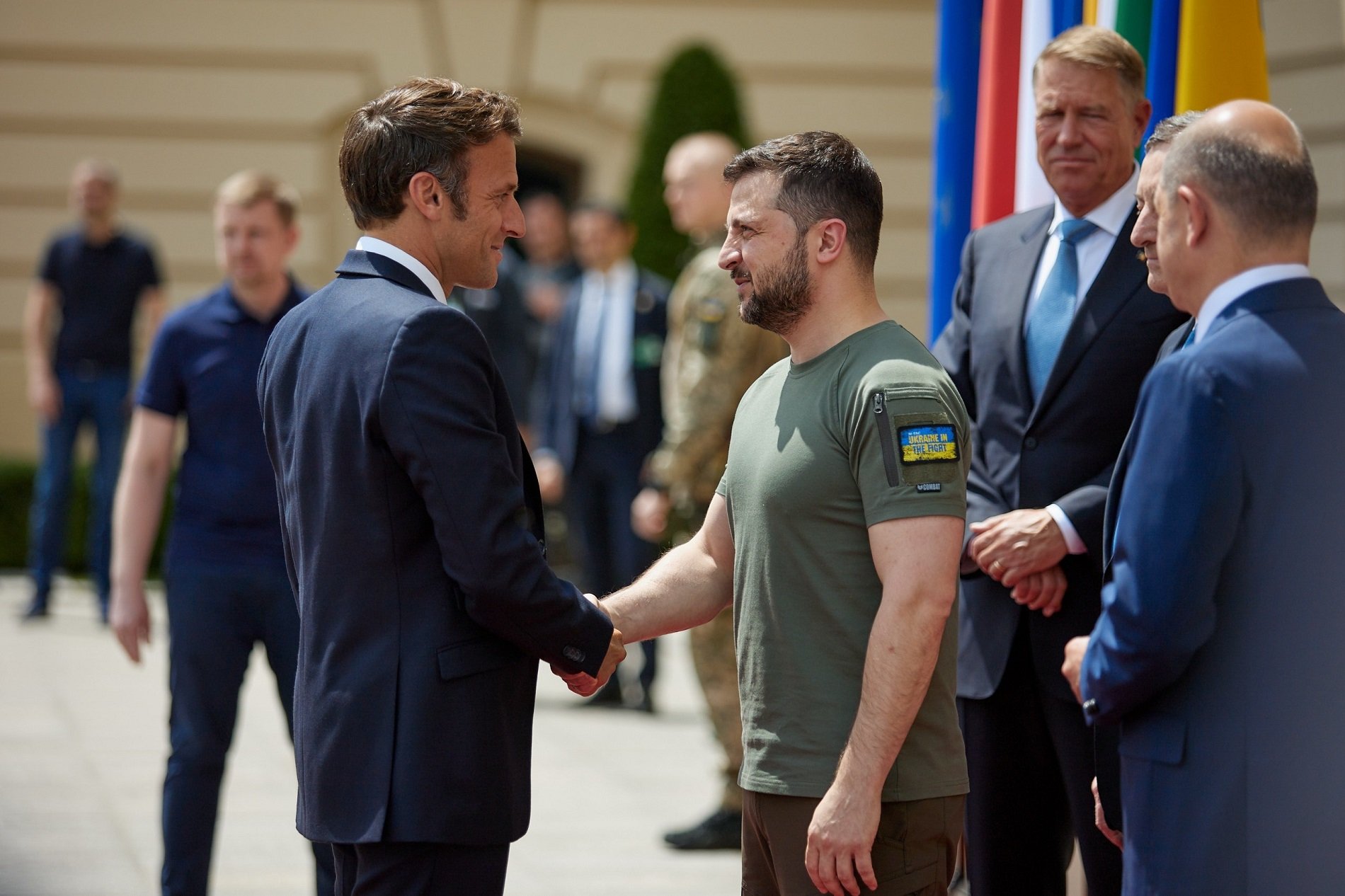 Emmanuel Macron confirma a Volodímir Zelenski que enviará carros de combate ligeros a Ucrania