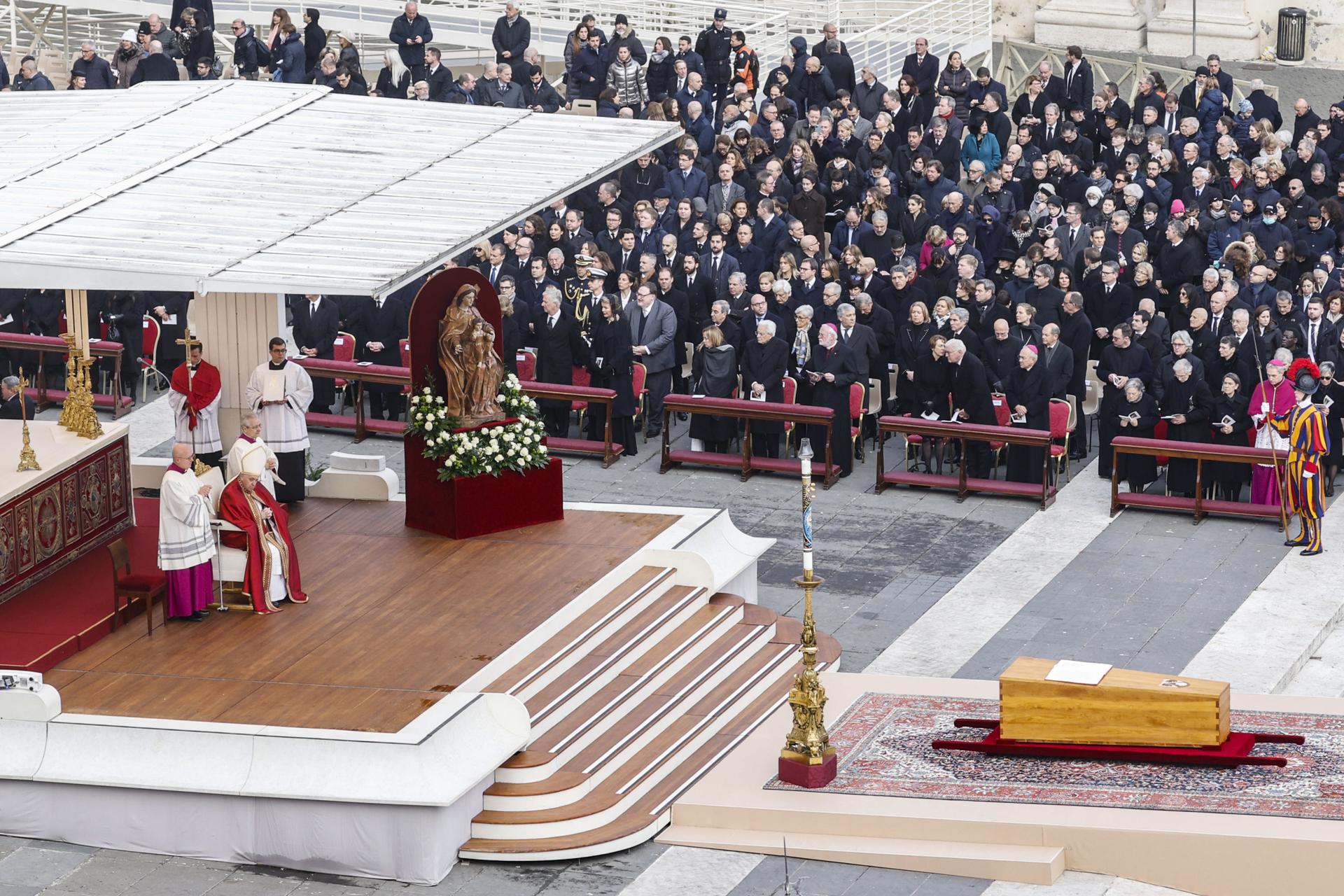 papa Francisco delante del ataúd de Benedicto XVI papa Francisco delante del ataúd de Benedicto XVI
