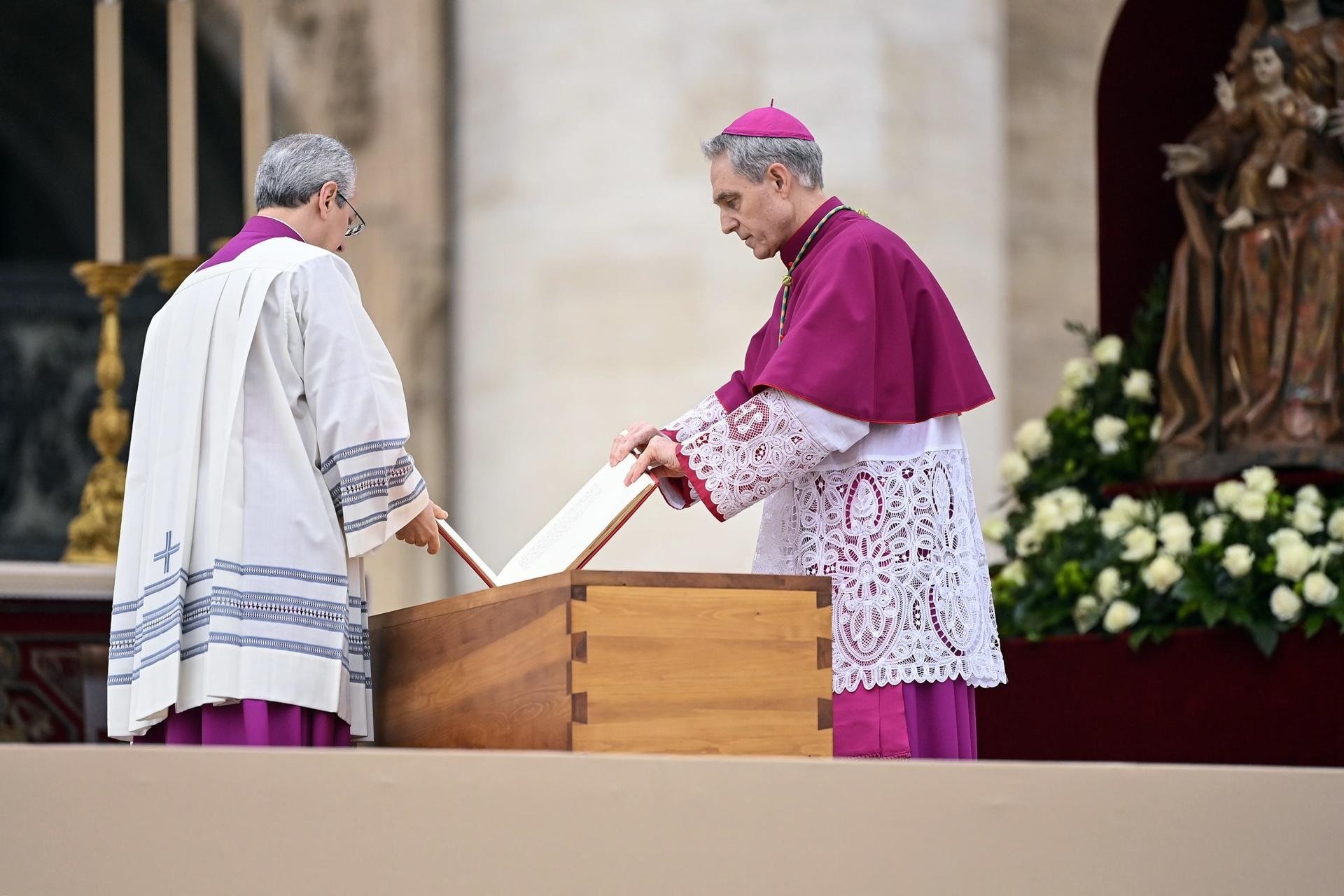L'arquebisbe Georg Gaenswein al costat del taüt durant el funeral del Papa emèrit / EFEBenet XVI.