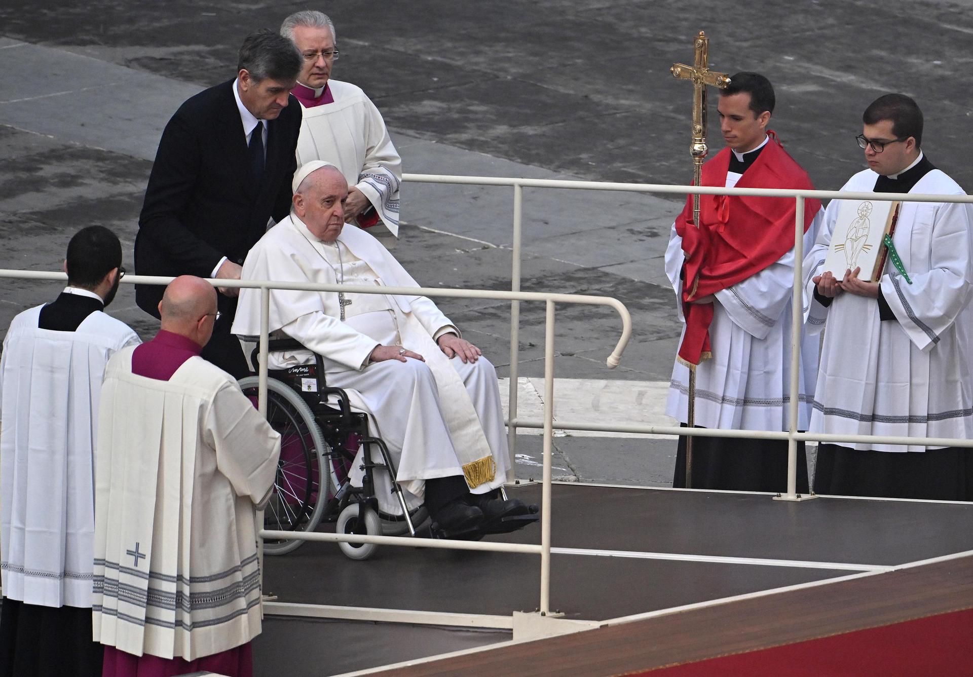 papa Francesc cadira de rodes plaça Sant Pere / efe