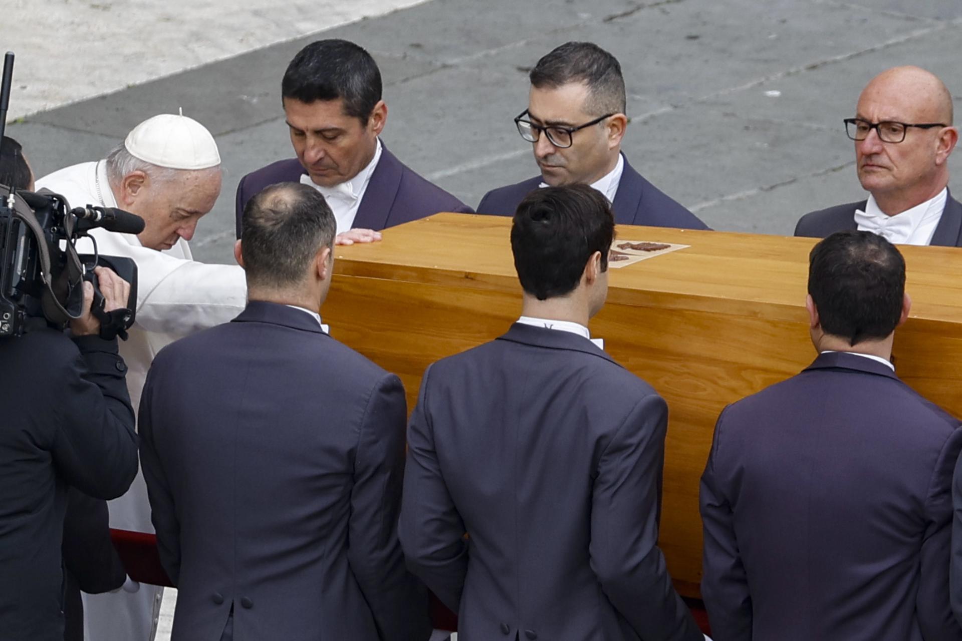 papa Francisco delante de feretre Benedicto XVI / efe papa Francisco delante de feretre Benedicto XVI / efe