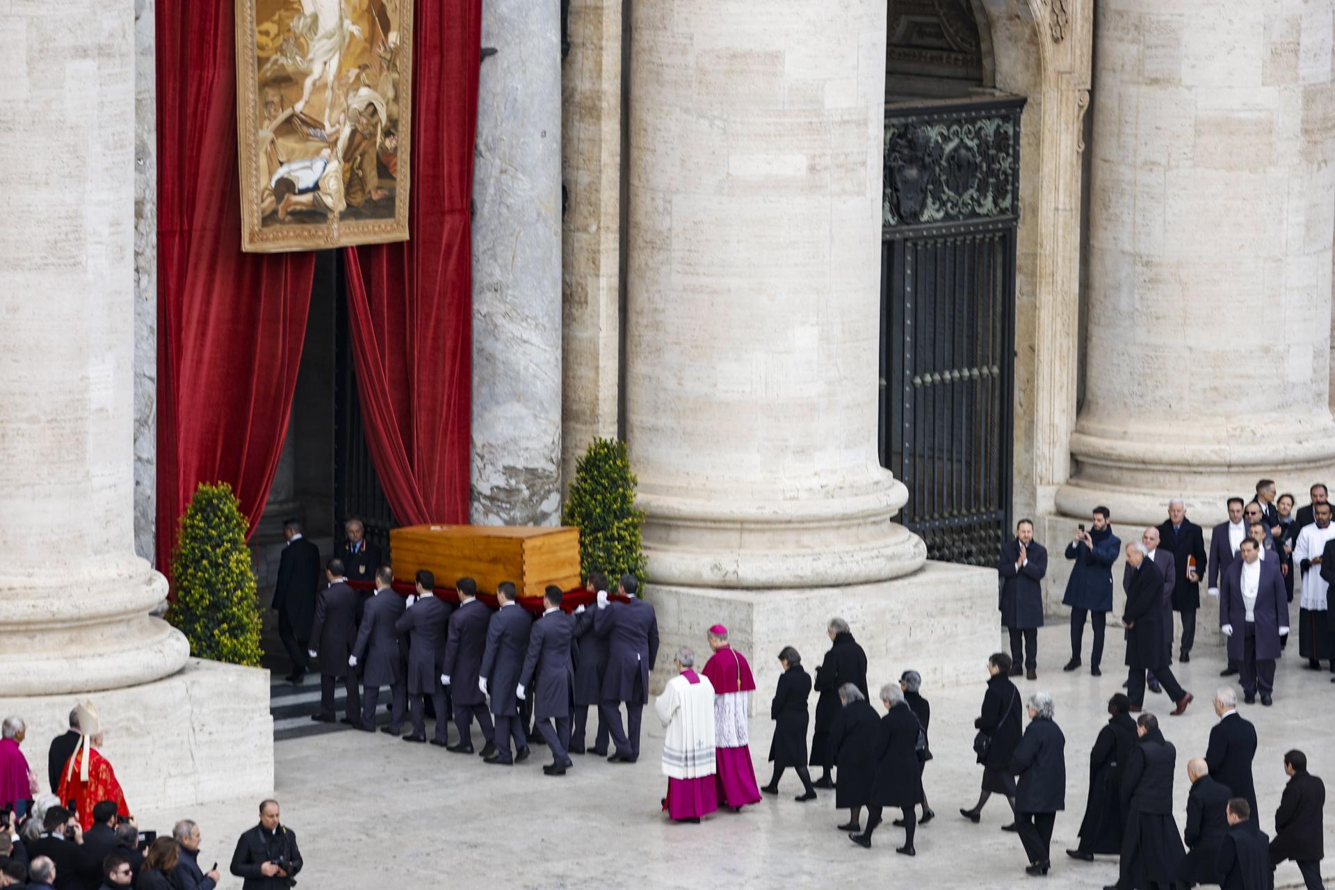 Feretre Benet XVI entrando en la basilica / EFE