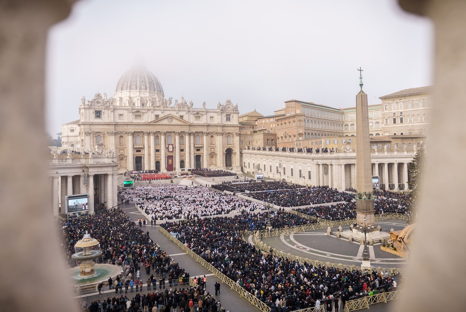 50.000 fieles despiden al papa Benedicto XVI en la plaza de San Pedro