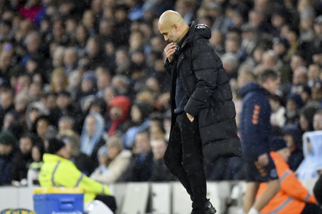 Pep Guardiola pensativo durante un partido del Manchester City / Foto: EFE