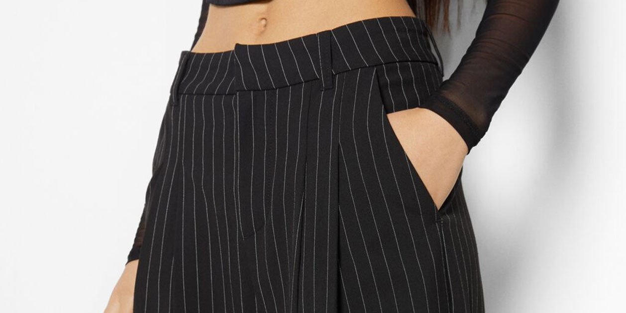 Els pantalons wide leg amb ratlla diplomàtica són el 'must have' de les rebaixes de Bershka