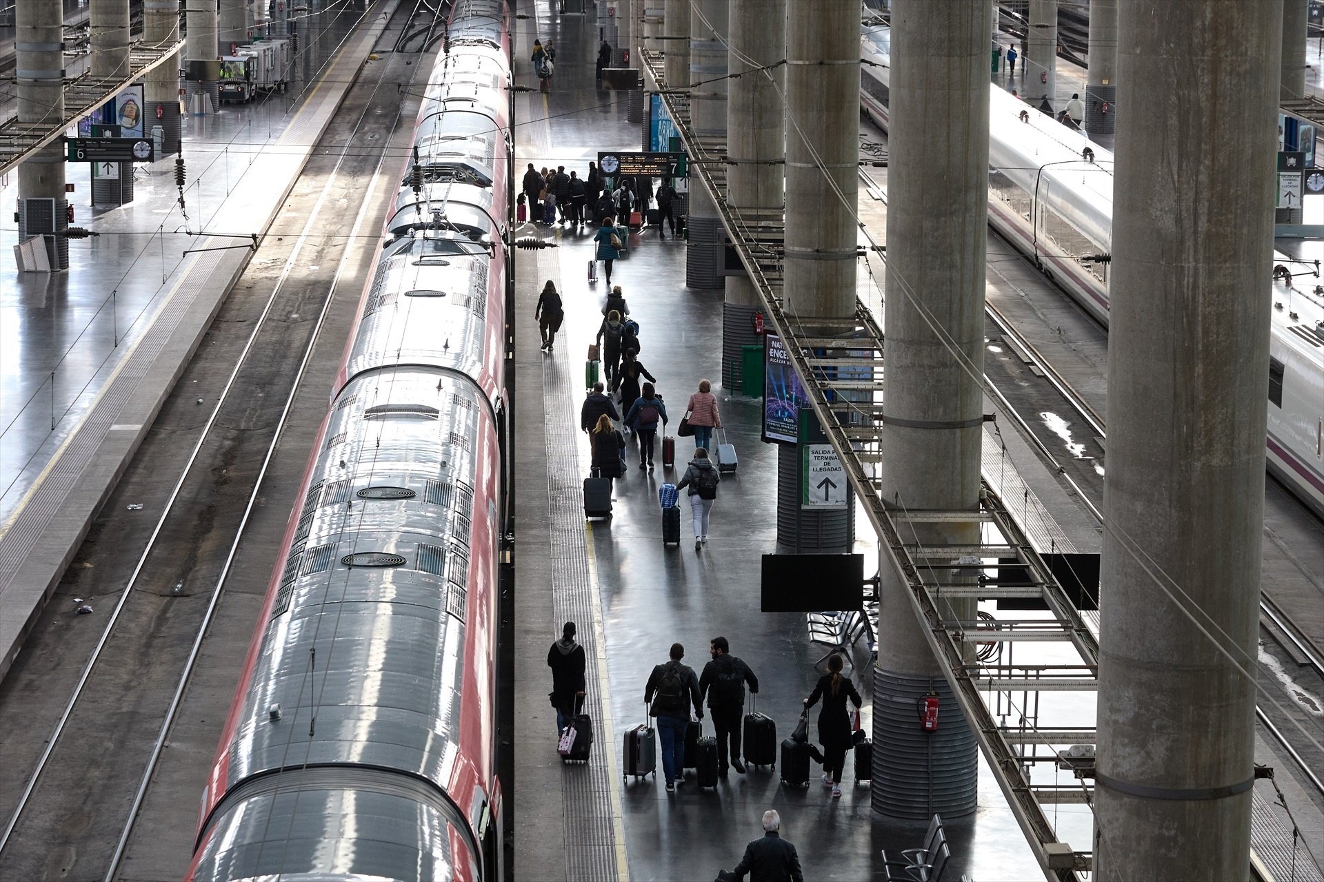 Un tren de Cercanías sufre un descarrilamiento en la entrada de la estación de Atocha en Madrid