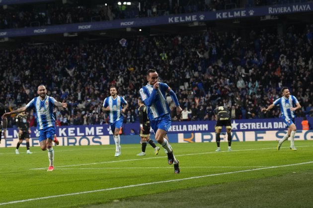 Sergi Darder gol besa escudo Español Copa del Rey / Foto: EFE - Alejandro Garcia Sergi Darder gol besa escudo Español Copa del Rey / Foto: EFE - Alejandro Garcia