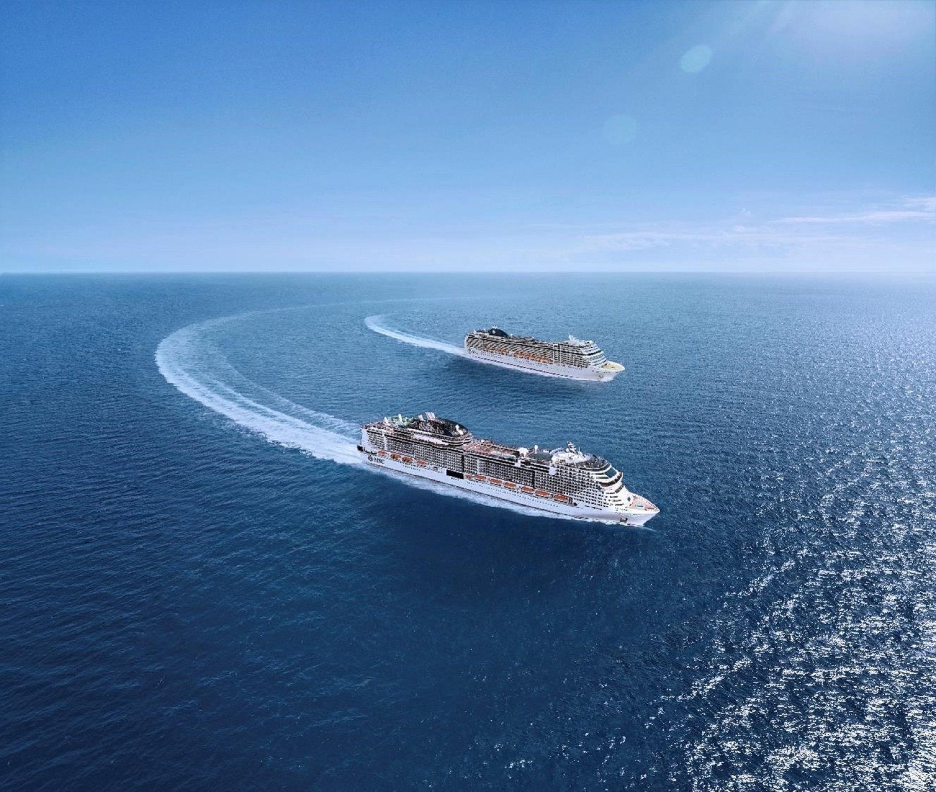 Atraquen a Barcelona dos creuers que faran la volta al món en 17 setmanes: hi ha 114 catalans a bord